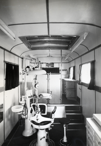 811761 Interieur van een mobiele tandartswagen, geproduceerd door de Carrosserie- en Constructiewerkplaatsen N.V. Jan ...